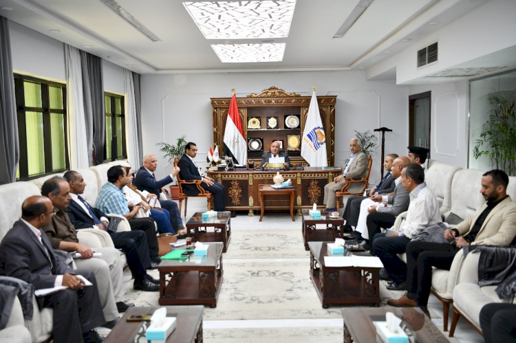 محافظ قنا يبحث سبل حل مشكلة تسريب الكلور من محطات مياه الشرب