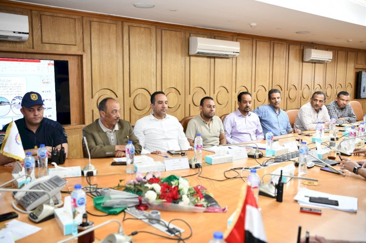 محافظ قنا يتابع الموقف التنفيذي لأعمال رصف  الطرق بالمحافظة