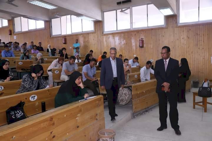 نائب رئيس جامعة جنوب الوادي يتفقد لجان امتحانات نهاية العام
