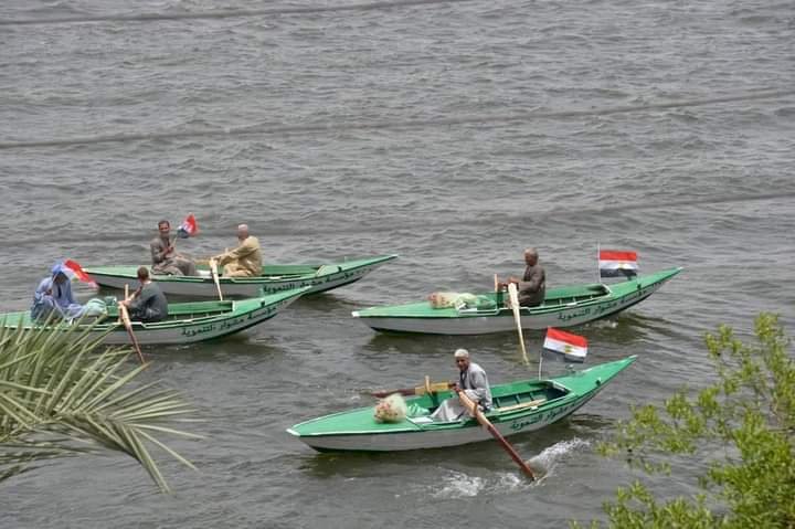 بر أمان.."مشوار" توزع قوارب صيد علي صيادي اسيوط