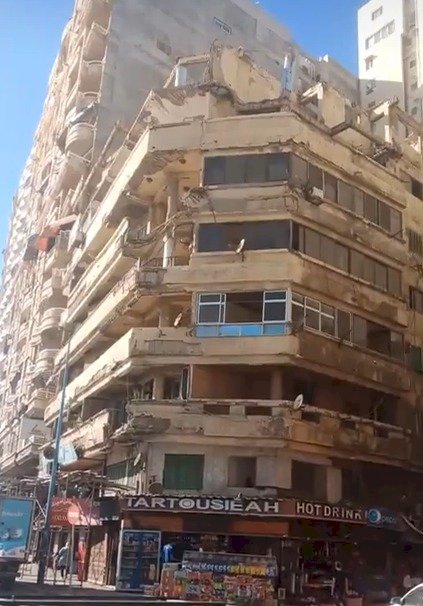 اخلاء عقار  الاسكندرية المنهار من السكان