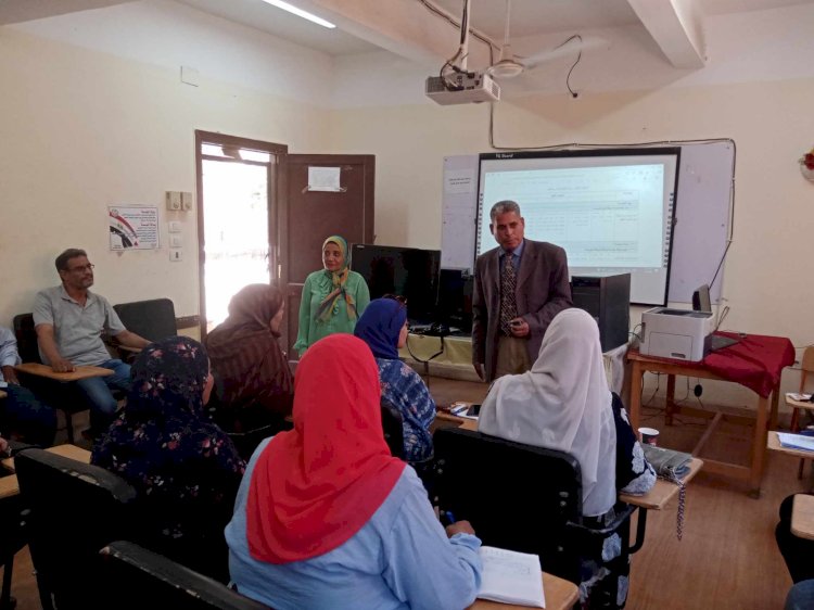 عبده الضوى يتابع  تدريب وورش عمل  للمدارس المرشحة للاعتماد بإدارة أرمنت التعليمية