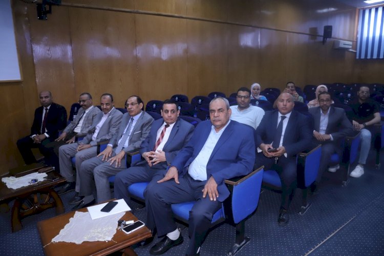 بحضور قيادات جامعة جنوب الوادى  السابقين والحاليين.. تكريم مدير عام مكتب رئيس جامعة جنوب الوادي لبلوغه السن القانونية