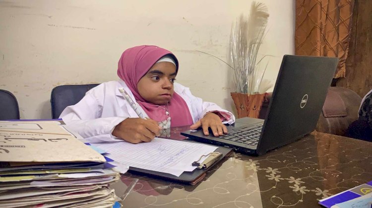 19 عاماً من تحدي العظم الزجاجى.. نورهان وصلت إلي كلية الصيدلة