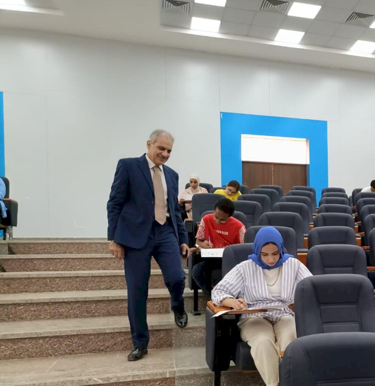 نائب رئيس جامعة أسوان لشئون التعليم والطلاب يتابع امتحانات كلية الألسن 