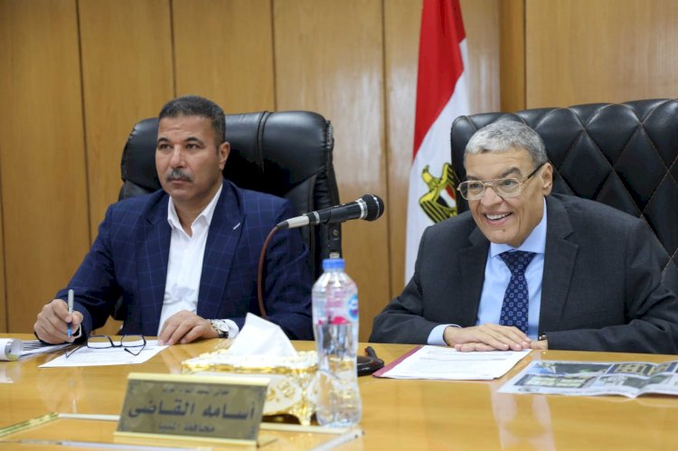 محافظ المنيا يناقش تطوير عمارات الإيواء بحي جنوب مدينة المنيا