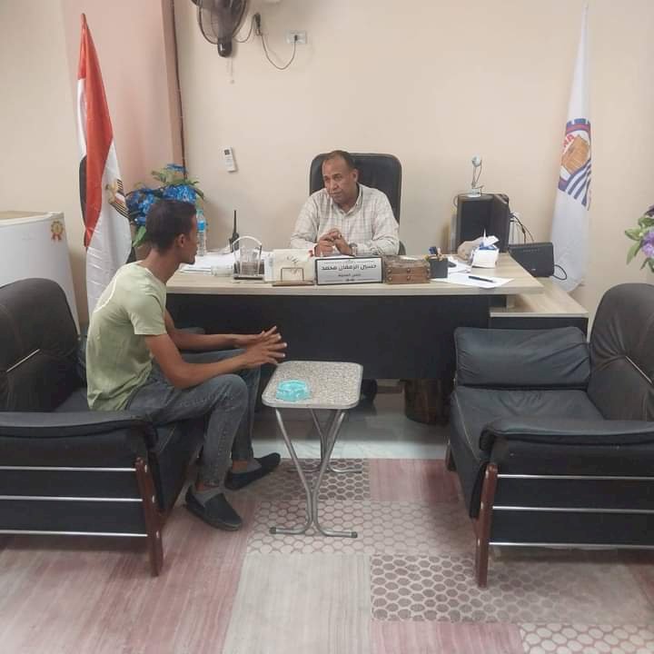رئيس مدينة نقادة يستقبل المواطنين بمكتبه لحل مشكلاتهم