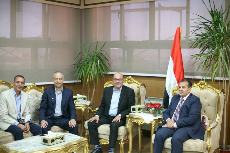 رئيس جامعة جنوب الوادي يناقش تطوير خدمات الرصد المرئي بالجامعة