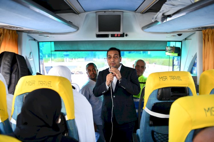 نائب محافظ قنا يودع أول فوج من حجاج الجمعيات الأهلية قبل سفرهم لبيت الله الحرام.