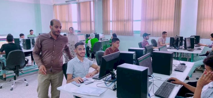 طلاب حاسبات ومعلومات جنوب الوادي يؤدون امتحان مادة حقوق الإنسان علي النظام الالكتروني الجديد