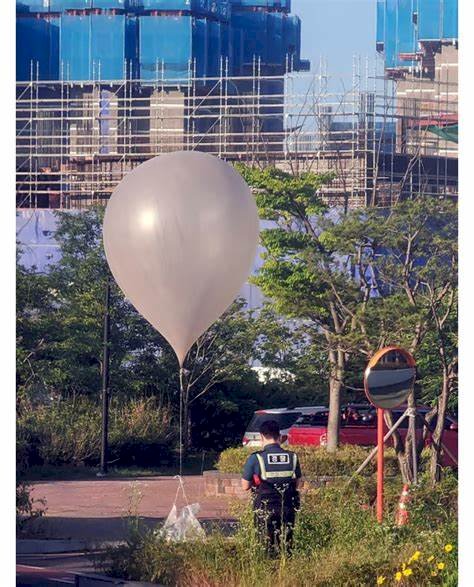 صدام الجيران.. كوريا الشمالية تعلن الحرب على الجنوبية ببالونات القمامة