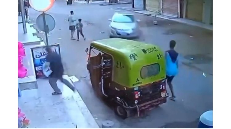 اصابة ثلاثة اشخاص في تصادم سيارة"قاصر "بتوك توك بالبحيرة