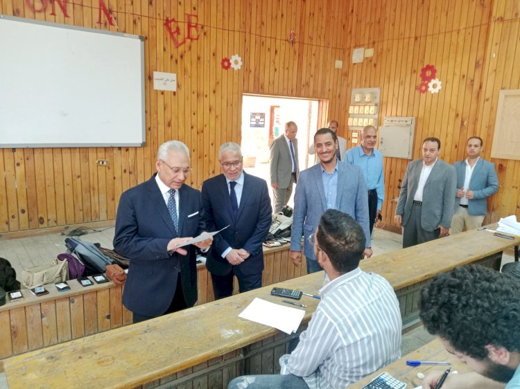رئيس جامعة المنيا يُواصل جولاته التفقدية بجولة جديدة  للجان امتحانات كلية الهندسة 