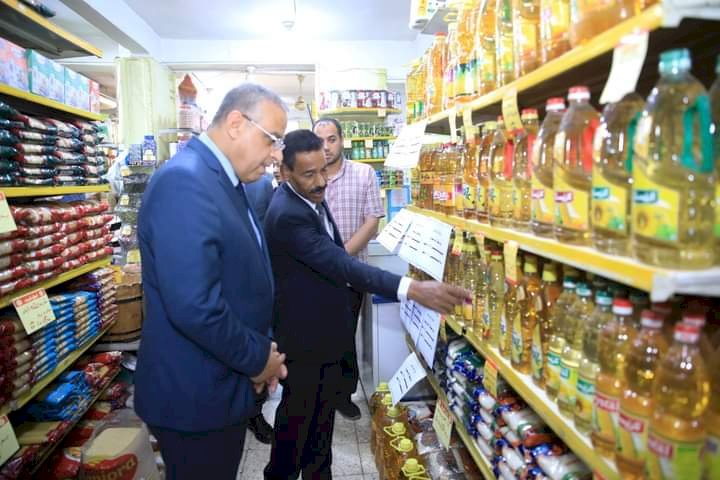 محافظ سوهاج يتابع استعدادات "التموين والطب البيطري" النهائية لاستقبال عيد الأضحى المبارك