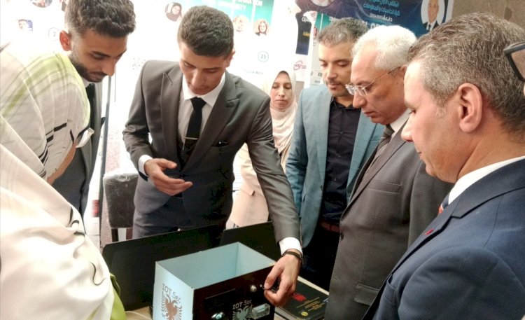 د.عصام فرحات يتفقد مشروعات الطلبة المشاركين في الملتقى التوظيفي الأول بجامعة المنيا