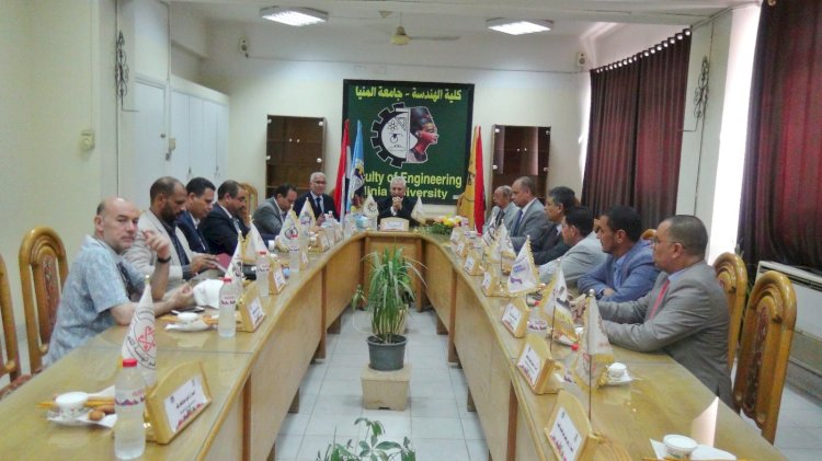 رئيس جامعة المنيا يجتمع برؤساء أقسام كلية الهندسة