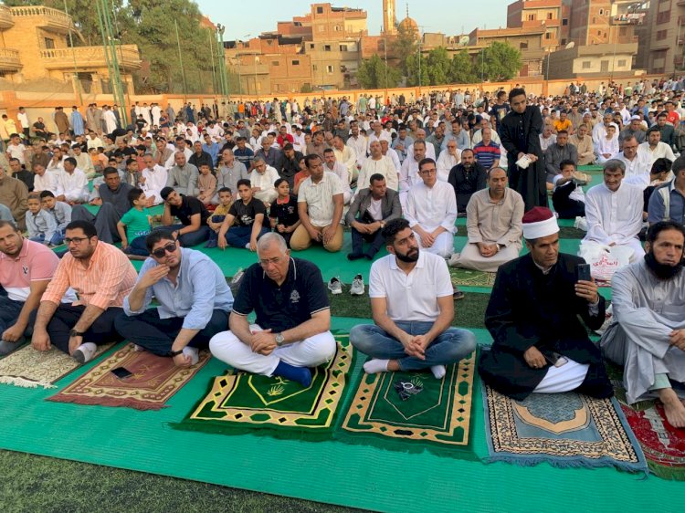 "القصير"يؤدي صلاة العيد مع اهالي قريته بالغربية