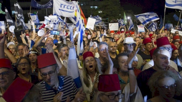 نتنياهو تحت الحصار السياسي.. مظاهرات ضده في الشوارع.. وزعيم المعارضة يصف حكومته بالمختلة