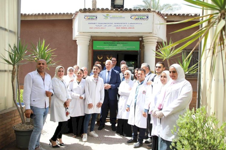 "القصير"يتفقد معمل "سمارت لاب" لتشخيص الامراض النباتية