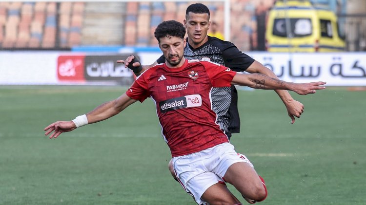 الأهلي يفوز على فاركو ويزحف نحو صدارة الدورى