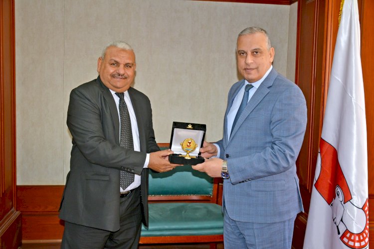 "الفقي"يكرم رئيس مجلس مدينة أخميم لبلوغه سن التقاعد