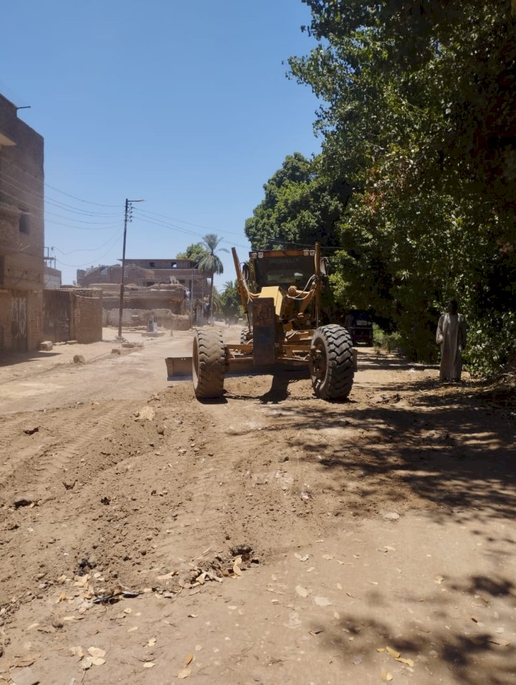 منتصر جعفر يمهد الطريق للسيارات وللمارة بالرزيقات