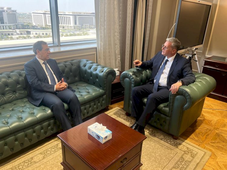 وزير البترول الجديد التقي الملا قبل توديعة الوزارة