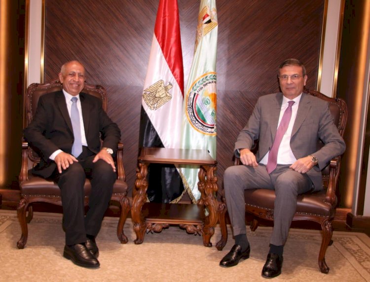 "فاروق"يستقبل  المهنئين ويجتمع بقيادات الوزارة
