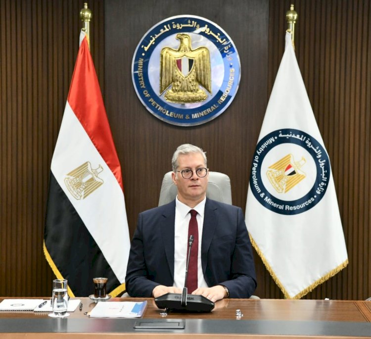 "بدوي" يجتمع بقيادات البترول ويطالب بزيادة الانتاج