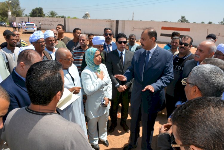 في جولته المفاجئة" سراج" يقيل رئيس مدينة المنشاة لتردي النظافة والطرق