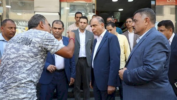 محافظ المنيا يستجيب لطلبات المواطنين خلال جولة بالشوارع والميادين