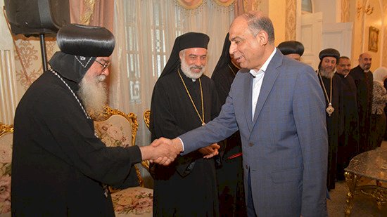 الأنبا مكاريوس يهنيء محافظ المنيا الجديد