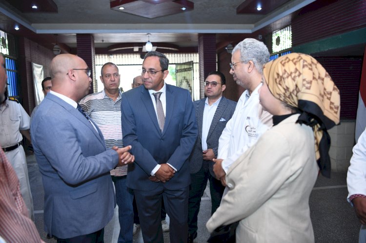 محافظ قنا يفاجيء مستشفي قنا العام للاطمئنان علي مستوى الخدمات الطبية  