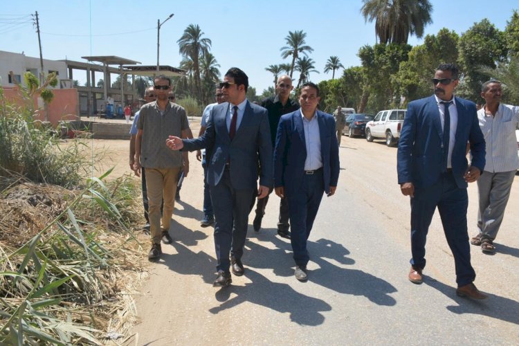 "عبدالهادي"يتفقد حملات رفع نواتج تطهير الترع بأخميم