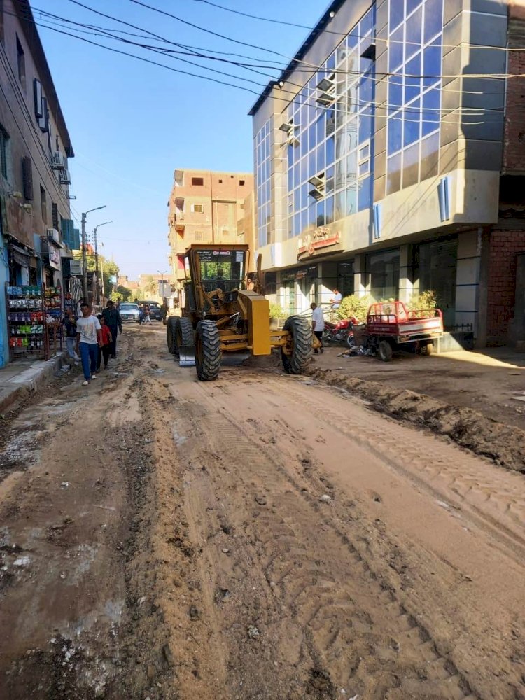 تنفيذا لتوجيهات محافظ سوهاج.. حملات مكبرة للنظافة وتمهيد وتسوية الطرق بدار السلام