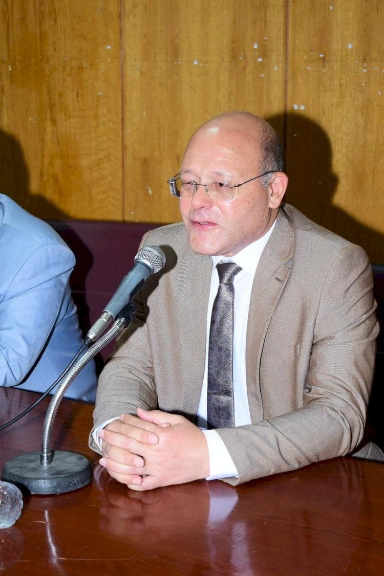 النعماني يجتمع بالأطباء المقيمين بمستشفيات سوهاج الجامعية ويحثهم علي بذل قصارى جهدهم في تقديم الرعاية والخدمات الطبية للمرضي