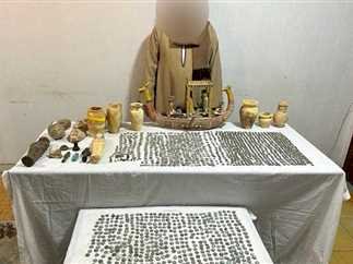 المشدد 7 سنوات لموظف بالمعاش لحيازته 44 قطعة أثرية في المنيا