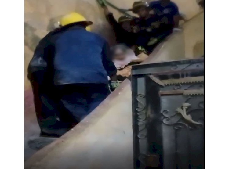 الاجهزة الامنية تنقل مريضة للمستشفي بالاسكندرية