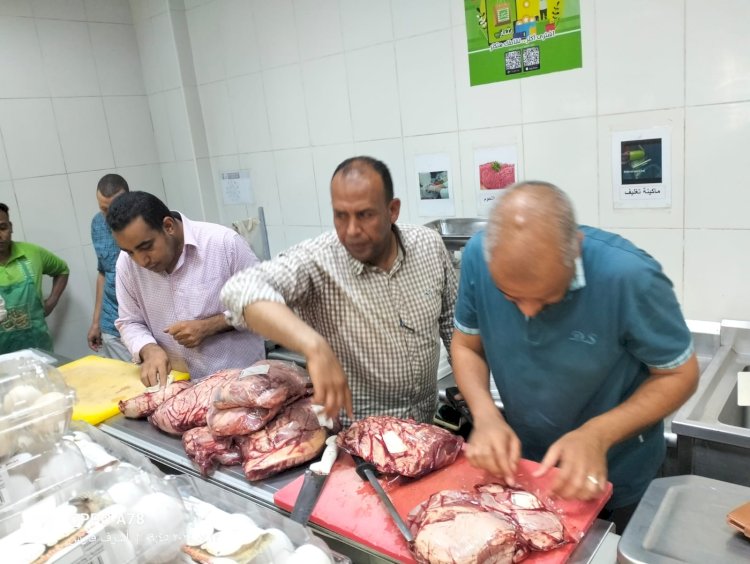 بالصور : ضبط لحوم فاسدة وتحرير مخالفات في حملة تموينية مكبرة  بنقادة