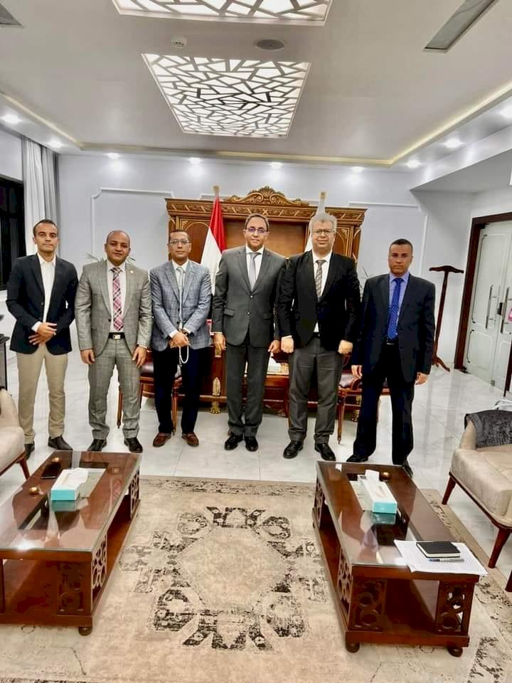 وفد من نقابة الأطباء برئاسة الديب يقدم التهنئة لمحافظ قنا الجديد