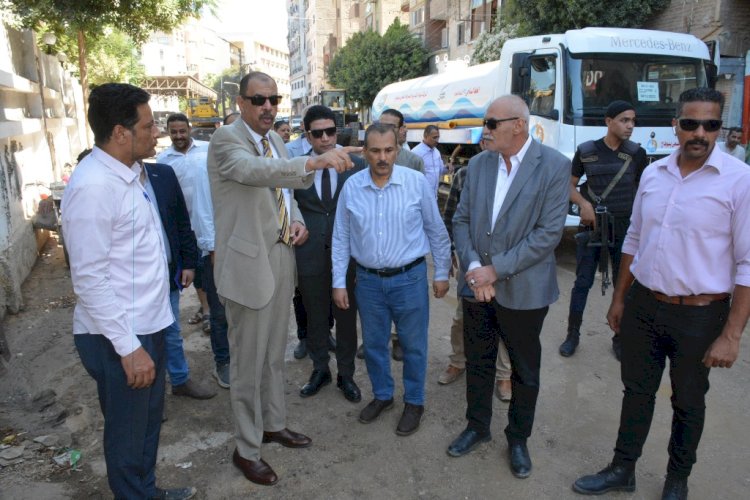 "سراج ونائبه" يتابعان كسر ماسورة مياه بمدينة ناصر بسوهاج