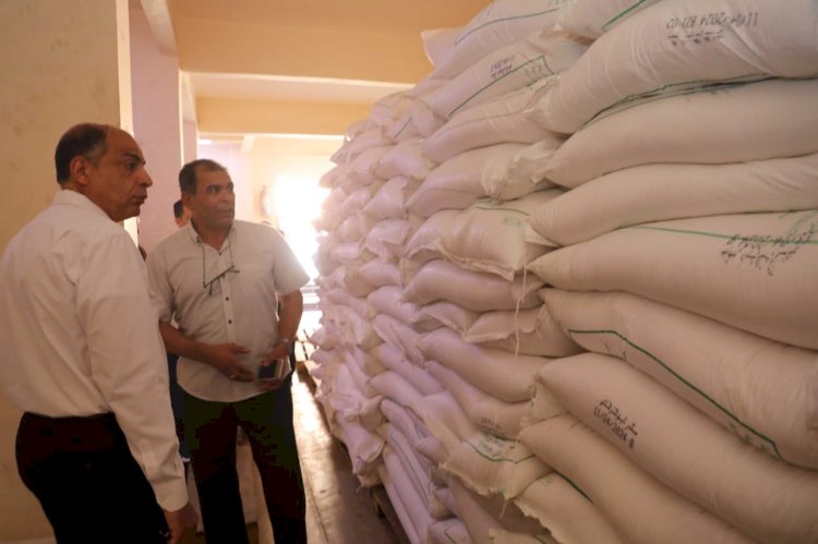 محافظ المنيا يتجول فى شوارع ديرمواس ويشدد على الرقابة لضبط الأسعار ومنع الاحتكار