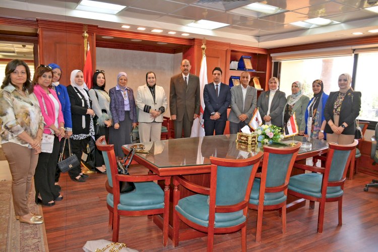 اعضاء المجلس القومي للمرأة يقدمون التهنئة لمحافظ سوهاج ونائبه