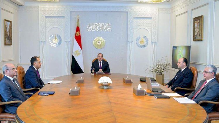 السيسي يجتمع مع رئيس الوزراء ورئيس الهيئة العامة للمنطقة الاقتصادية لقناة السويس
