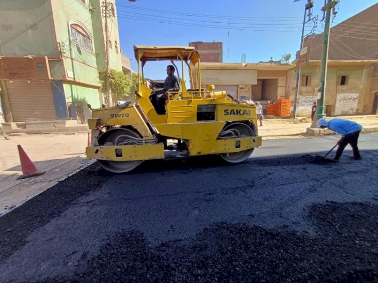 محافظ المنيا يتابع أعمال الرصف ورفع كفاءة الطرق والشوارع ضمن الخطة الاستثمارية