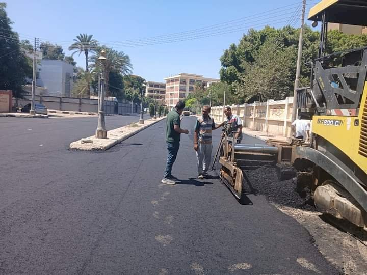 بدء رصف منطقة ايديال وشارع المدارس بمدينة ناصر بسوهاج