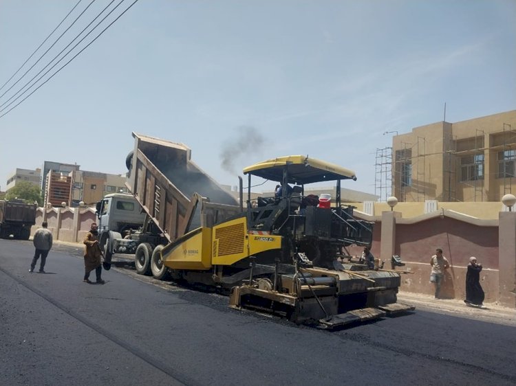 "سراج"استمرار رصف شوارع مدينة ناصر بسوهاج