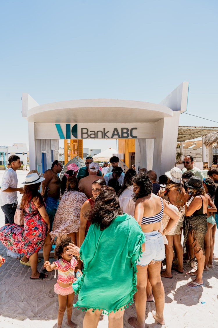 بنك ABc يبدأ الصيف بقوة في الساحل الشمالي باعلانه عن طريق الجو بطائرة تحمل العلامة التجارية