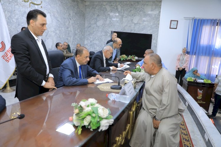 المحافظ ونائبه والسكرتير العام يلتقون ٢٢٠ مواطن لحل مشاكلهم في اللقاء الجماهيري الاسبوعي بسوهاج