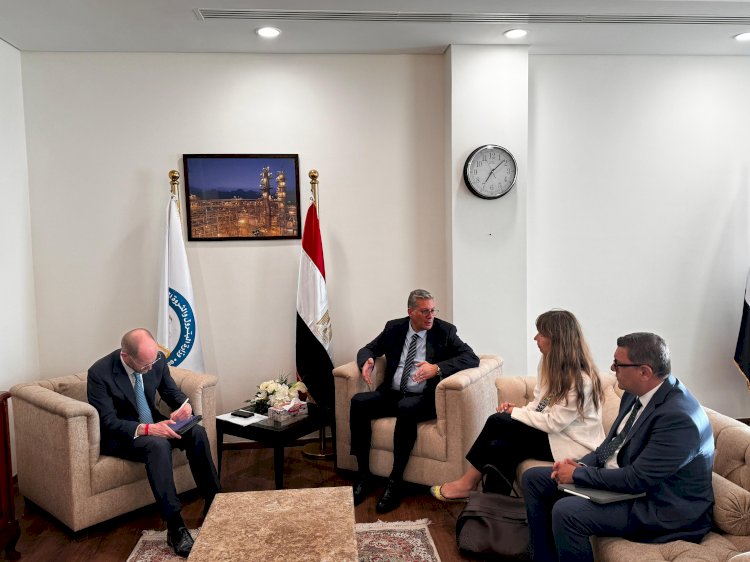 "بدوي"يبحث تعزيز التعاون  بين البترول والبنك الاوروبي في مجال خفض الانبعاثات وازالة الكريون